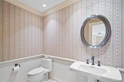 $1,655,000 | 35 Tiffany Circle, Manhasset, NY 11030