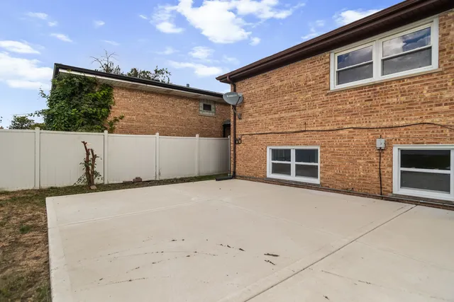 a view of a house with a backyard