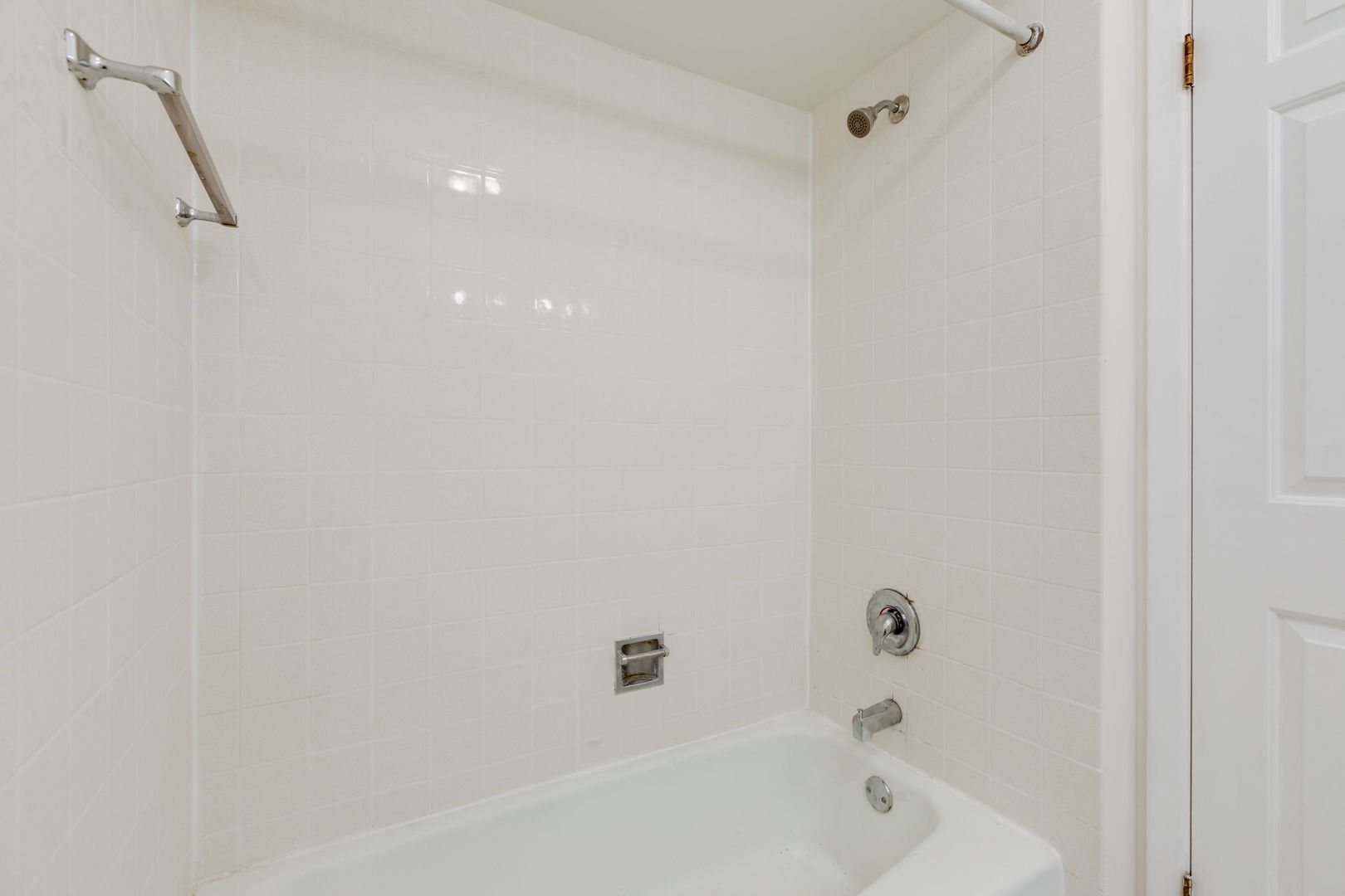 435 Ridge Road, Unit 108 Wilmette, IL 60091 - Photo 12 of 18 a bathroom with a bathtub