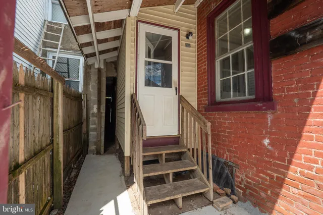 a view of entryway with a front door