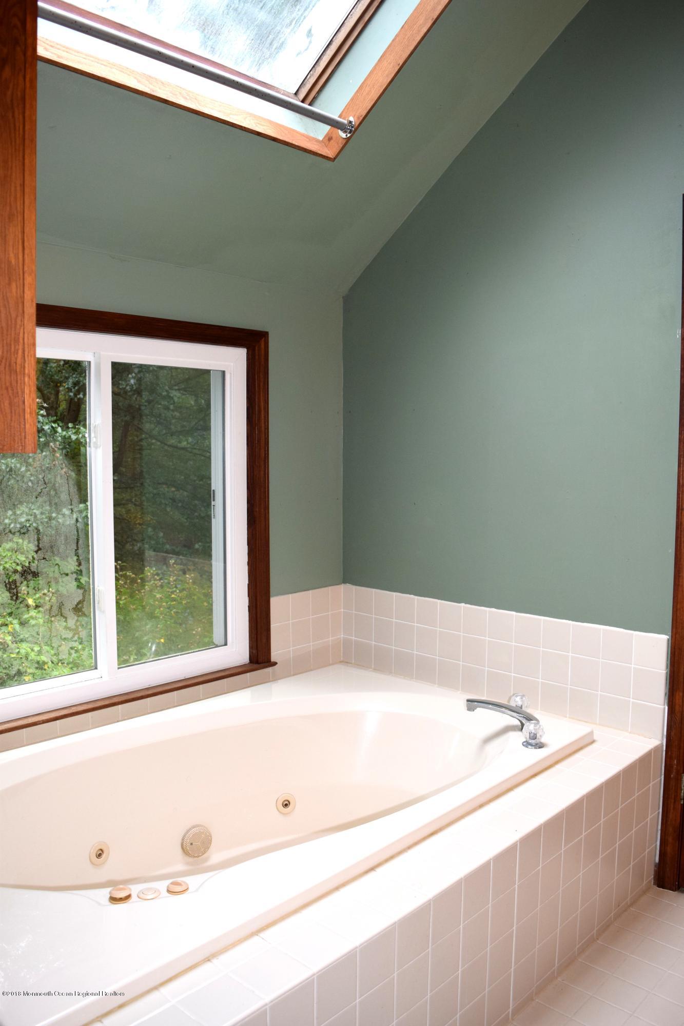 17 Dunhill Road Jackson, NJ 08527 - Photo 20 of 28 a bathroom with a bathtub and window