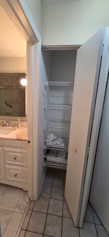 $179,900 | 450 Raintree Court, Unit 2M, Glen Ellyn, IL 60137