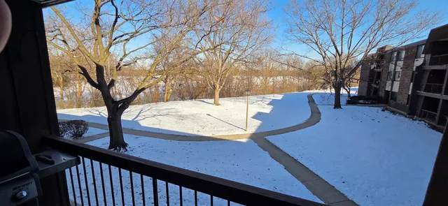 $179,900 | 450 Raintree Court, Unit 2M, Glen Ellyn, IL 60137