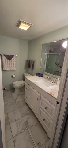 $179,900 | 450 Raintree Court, Unit 2M, Glen Ellyn, IL 60137