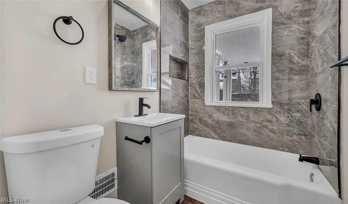 13614 Cedar Road, Unit DOWN University Heights, OH 44118 - Photo 14 of 16 Bathroom