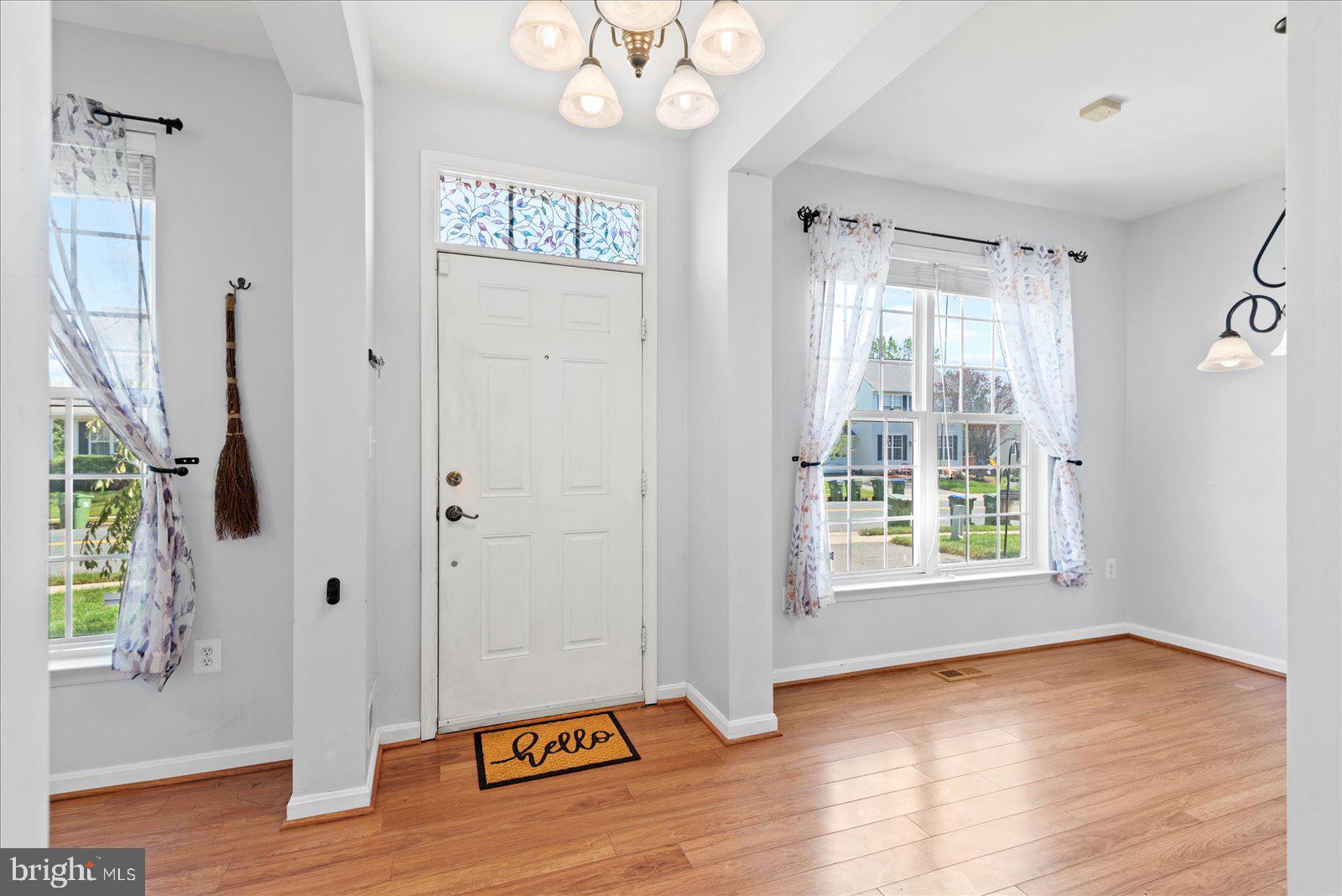 6413 Hot Spring Lane Fredericksburg, VA 22407 - Photo 4 of 39 Open and bright entrance