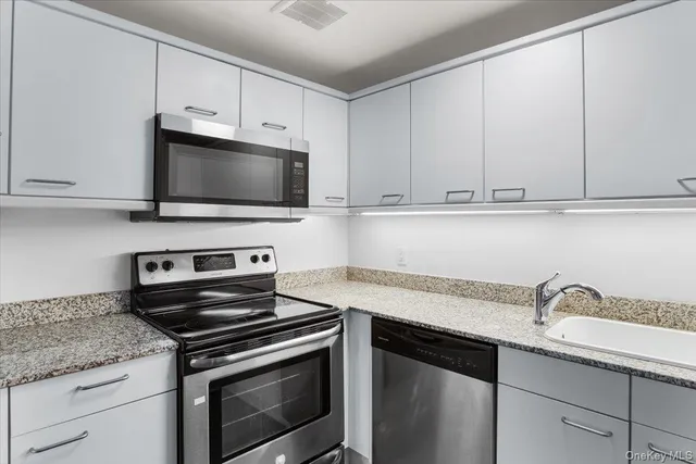 $4,600 | 100 Cutter Mill Road, Unit 3F, Great Neck, NY 11021