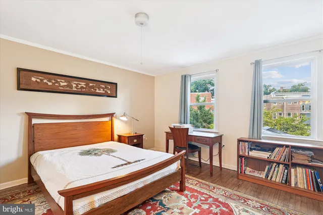 a view of a yard with sitting area