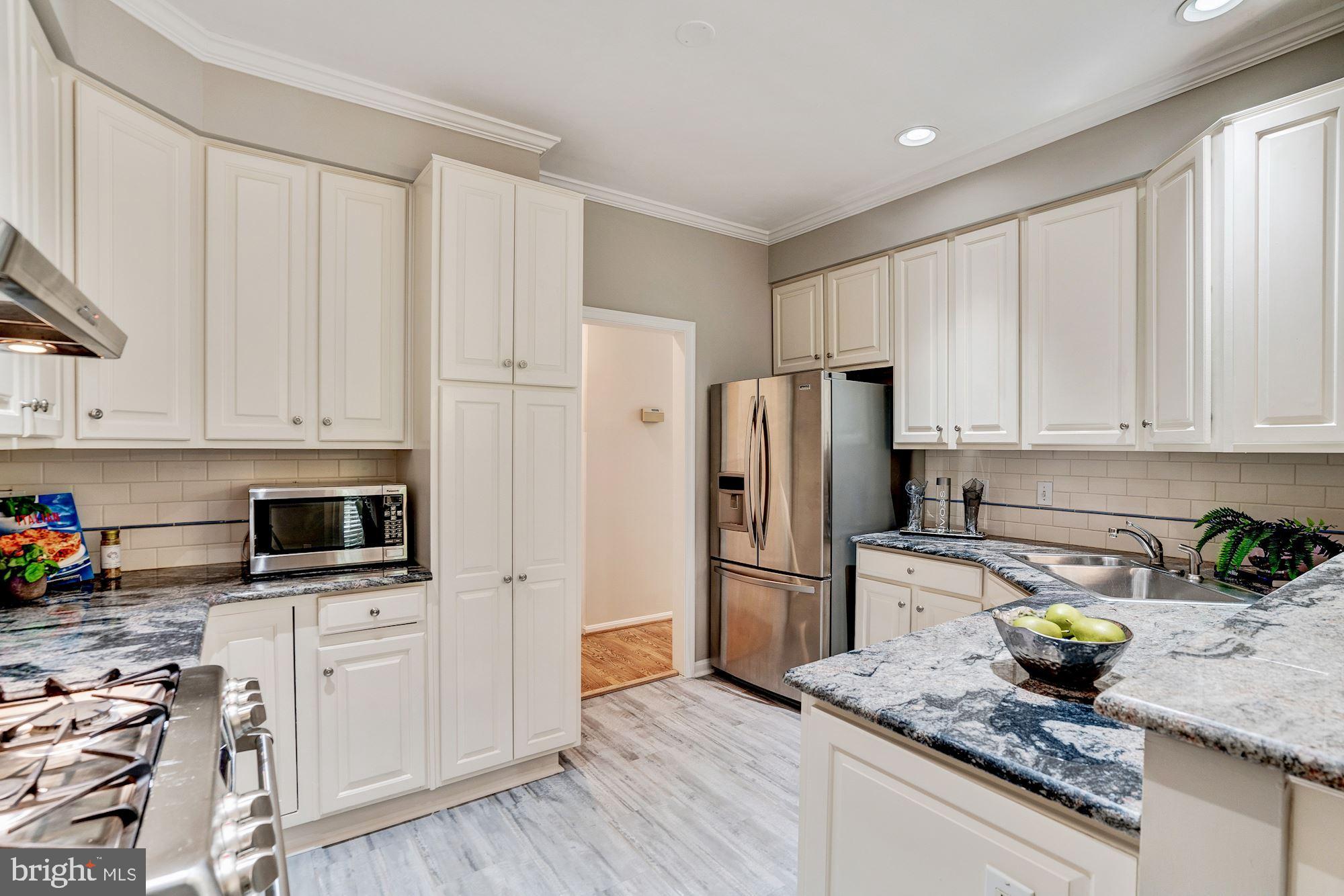 11403 Hollow Timber Way Reston, VA 20194 - Photo 11 of 45 Eat-In Kitchen
