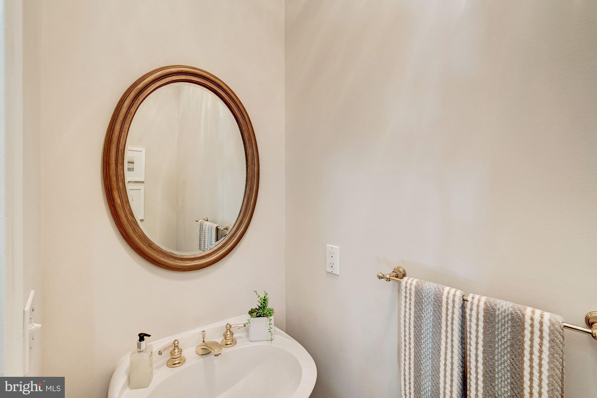 11403 Hollow Timber Way Reston, VA 20194 - Photo 15 of 45 Main Level Powder Room