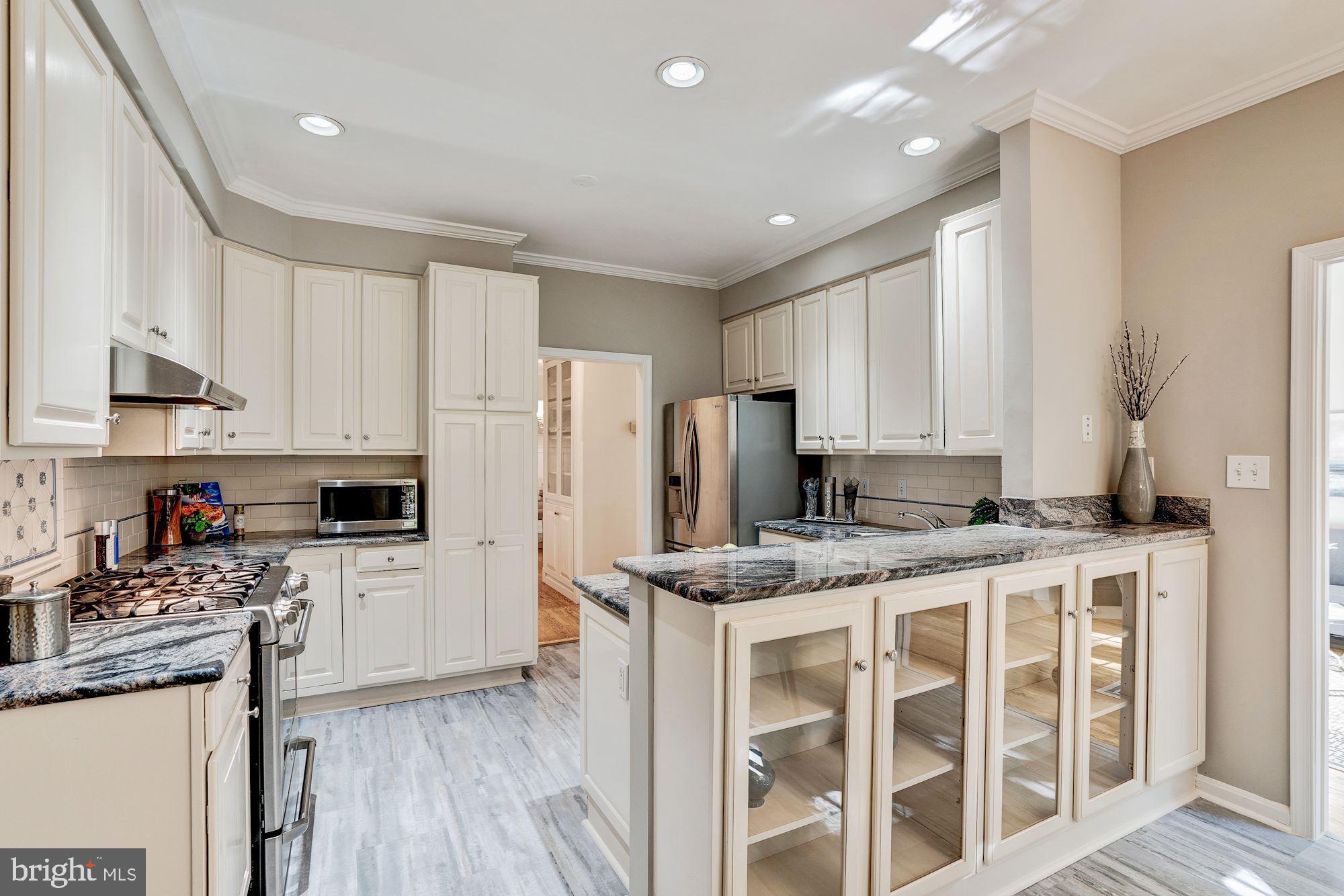 11403 Hollow Timber Way Reston, VA 20194 - Photo 8 of 45 Eat-In Kitchen