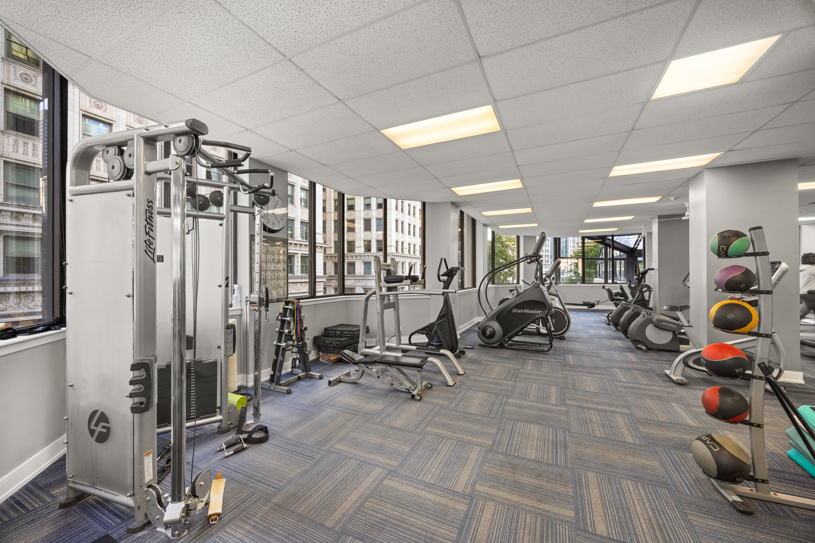 405 North Wabash Avenue, Unit 2801 Chicago, IL 60611 - Photo 11 of 29 a view of a room with gym equipment