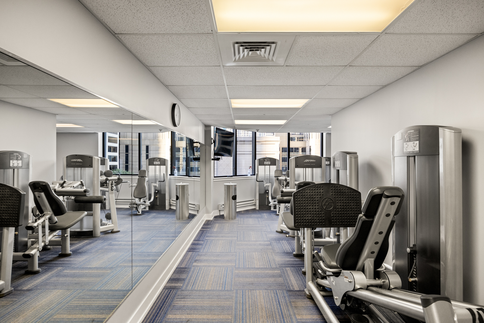 405 North Wabash Avenue, Unit 2801 Chicago, IL 60611 - Photo 14 of 29 a living room with furniture