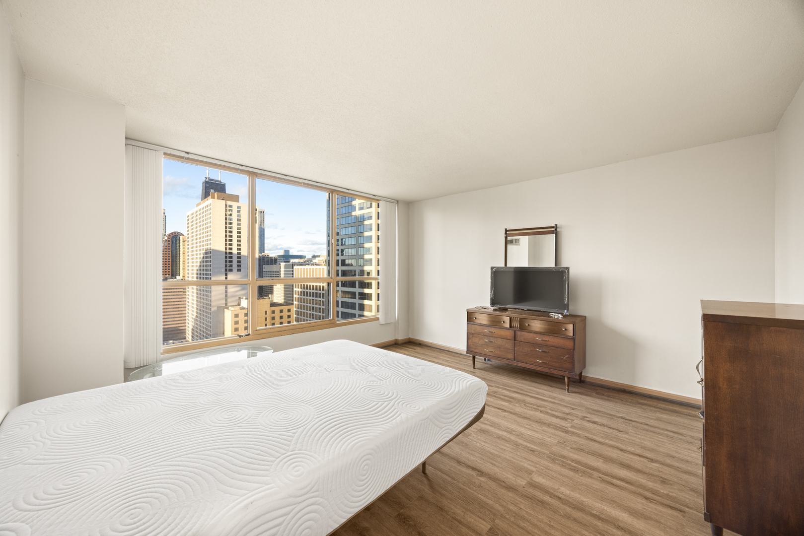 405 North Wabash Avenue, Unit 2801 Chicago, IL 60611 - Photo 25 of 29 a spacious bedroom with a large bed and a large window