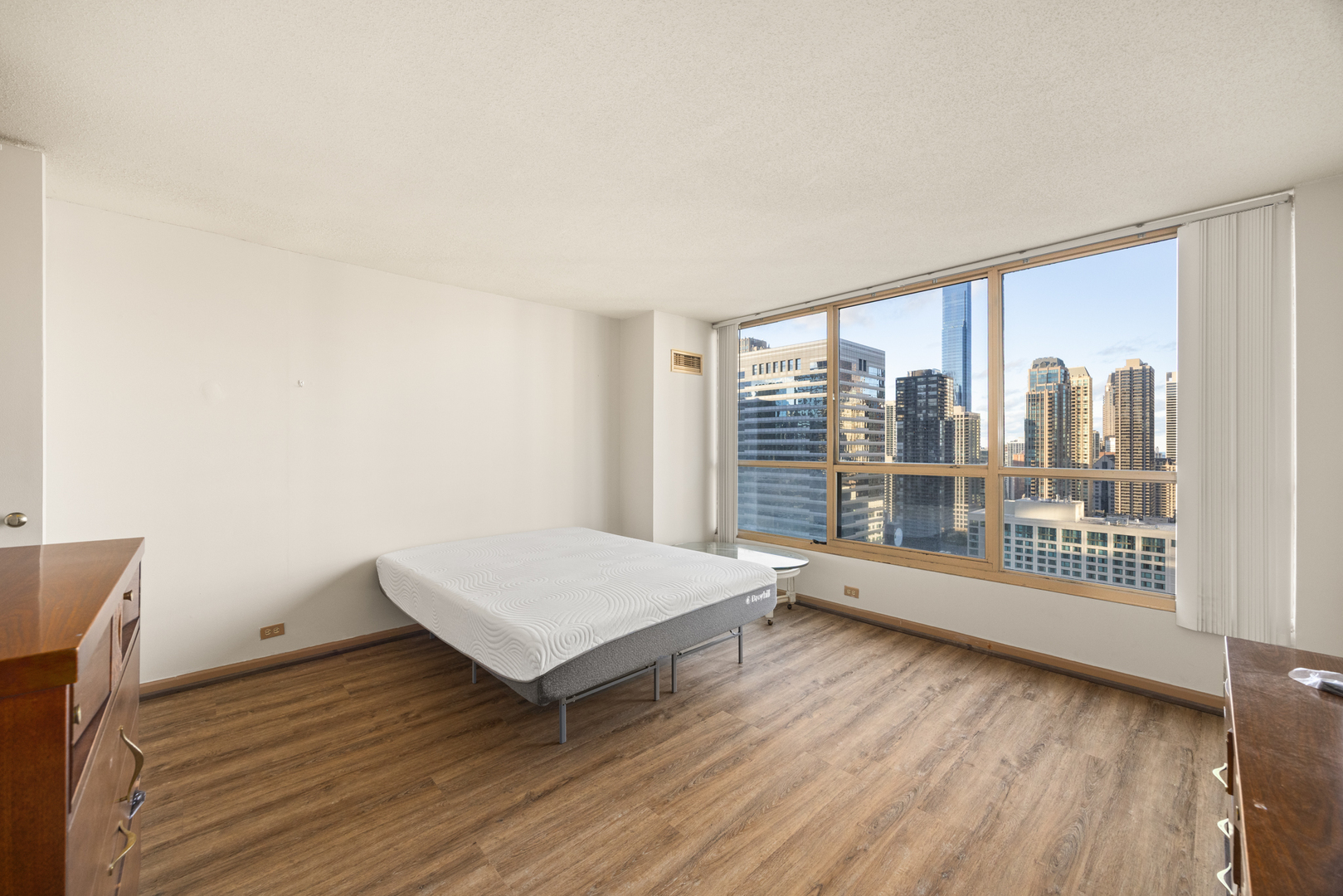 405 North Wabash Avenue, Unit 2801 Chicago, IL 60611 - Photo 26 of 29 a room with a bed and wooden floor