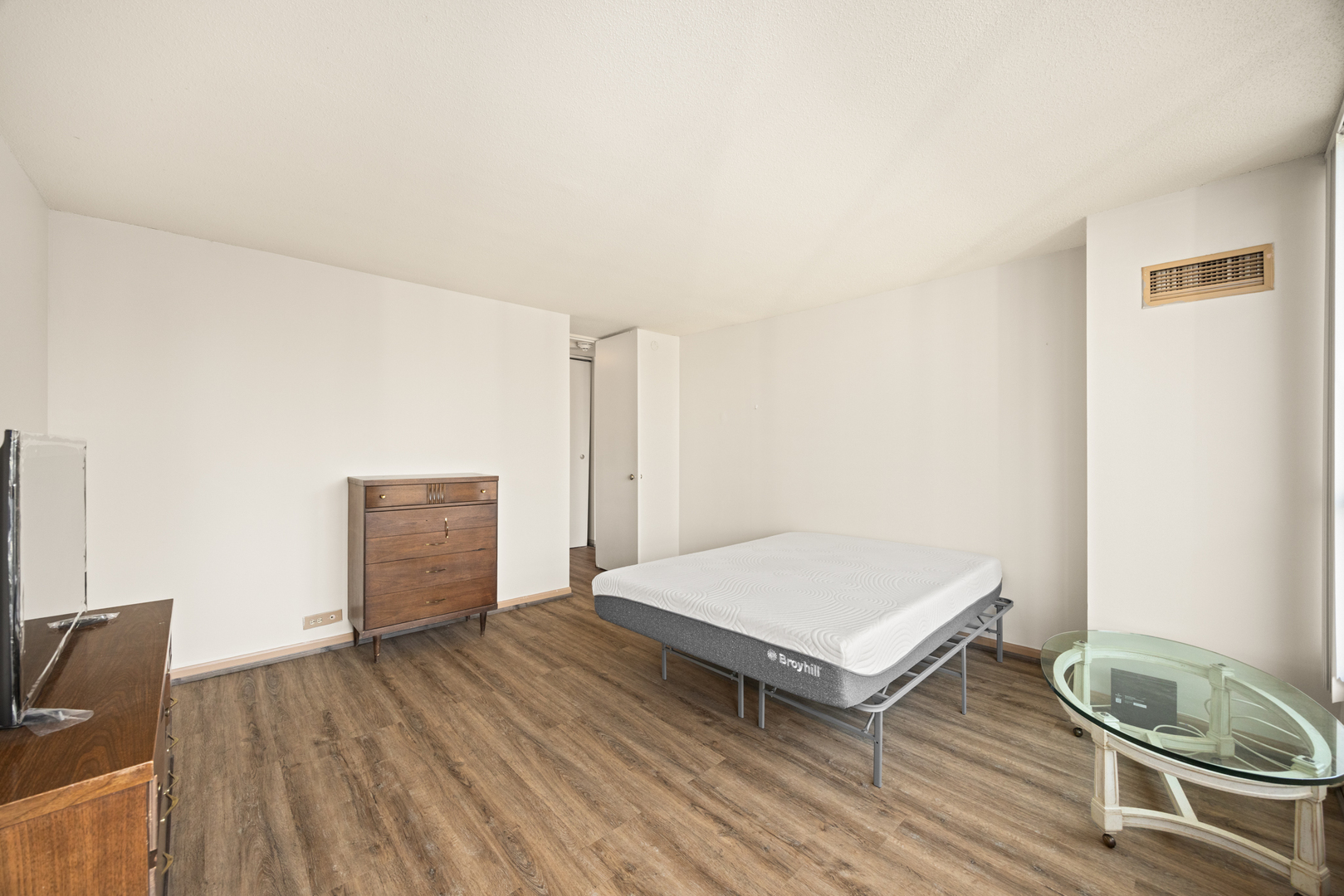 405 North Wabash Avenue, Unit 2801 Chicago, IL 60611 - Photo 27 of 29 a living room with a wooden floor