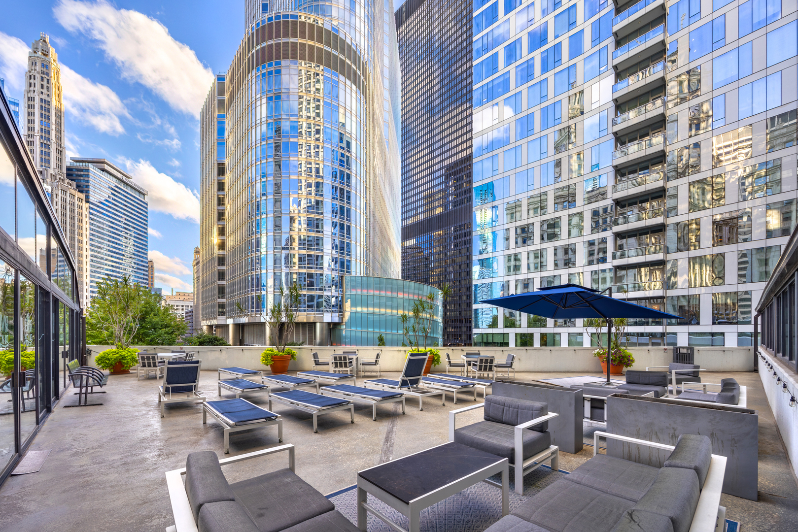 405 North Wabash Avenue, Unit 2801 Chicago, IL 60611 - Photo 9 of 29 a view of a building with sitting area