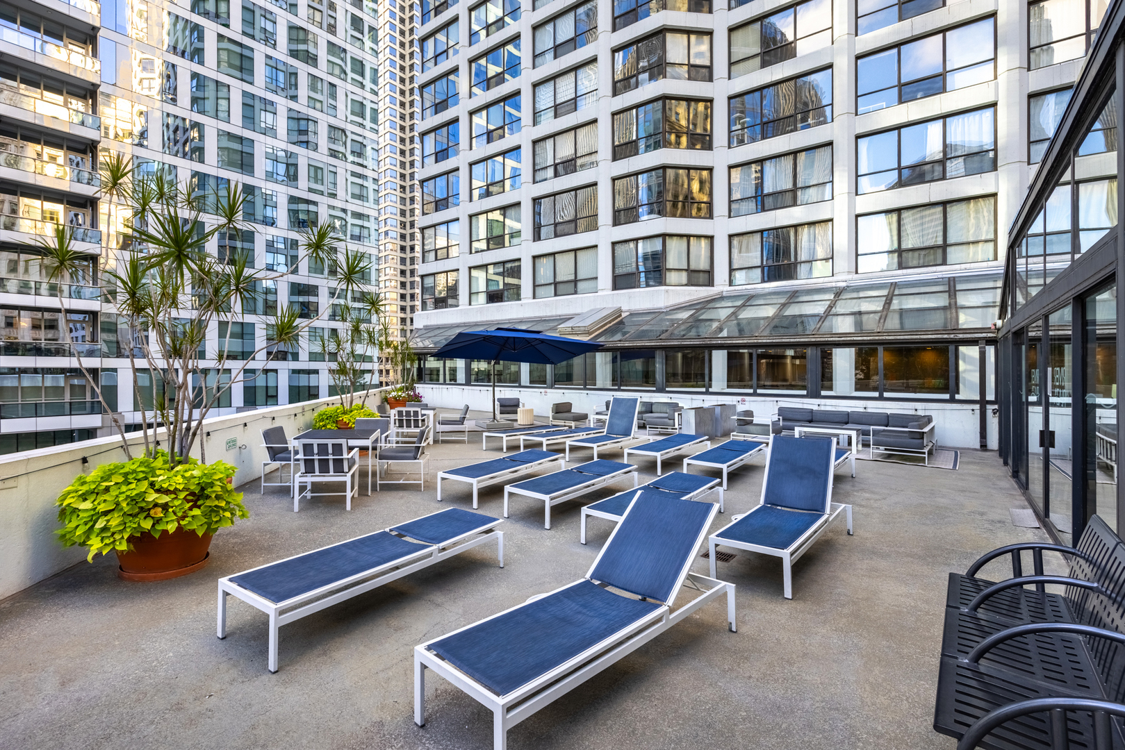 405 North Wabash Avenue, Unit 2801 Chicago, IL 60611 - Photo 10 of 29 a table and chairs sitting in front of a building