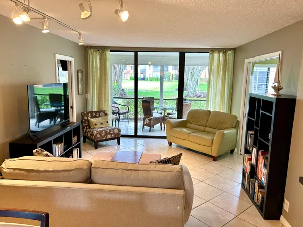 $275,000 | 11231 Green Lake Drive, Unit 104, Boynton Beach, FL 33437