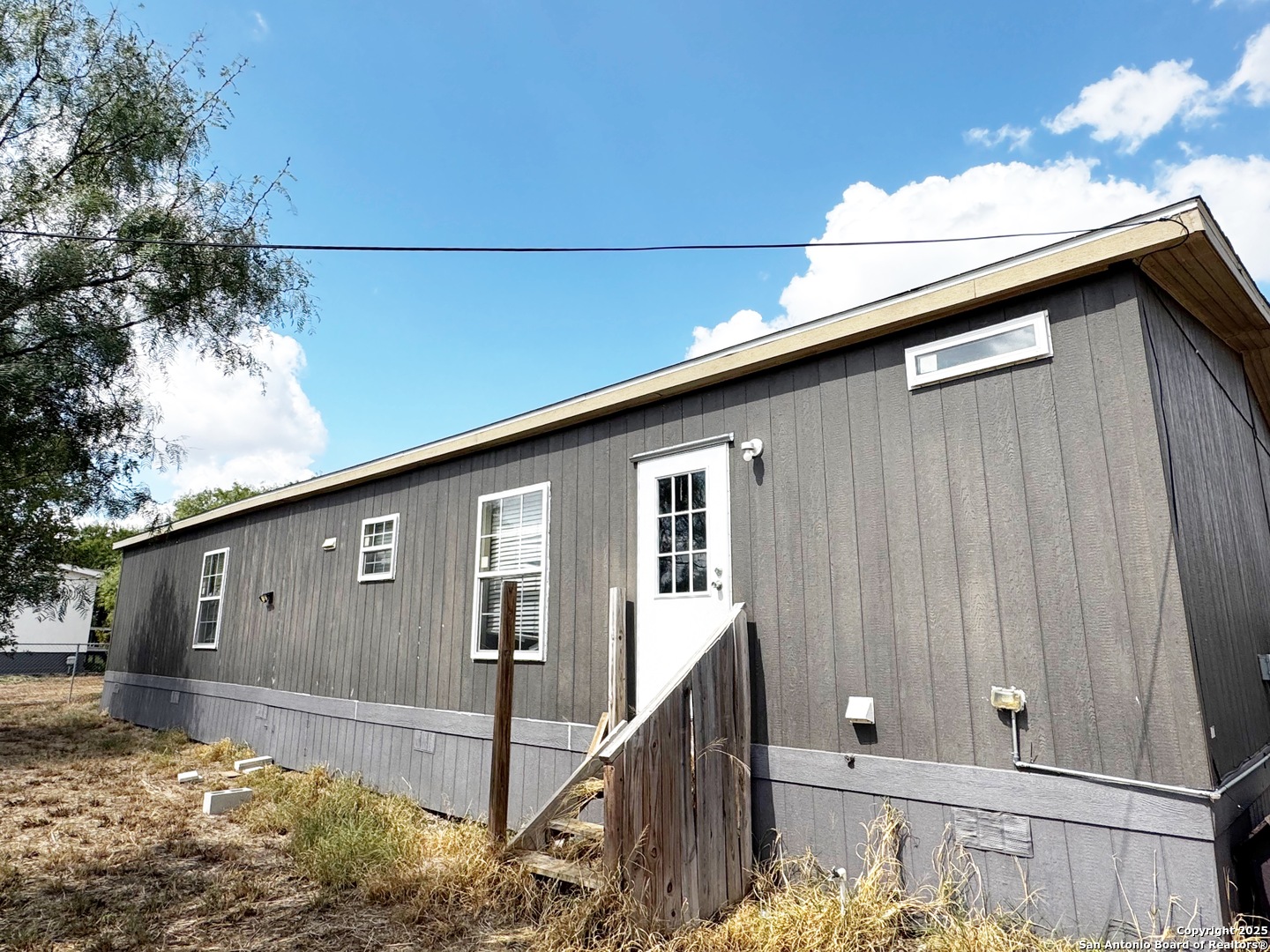 808 Pecan Street Jourdanton, TX 78026 - Photo 16 of 17 a backyard of a house