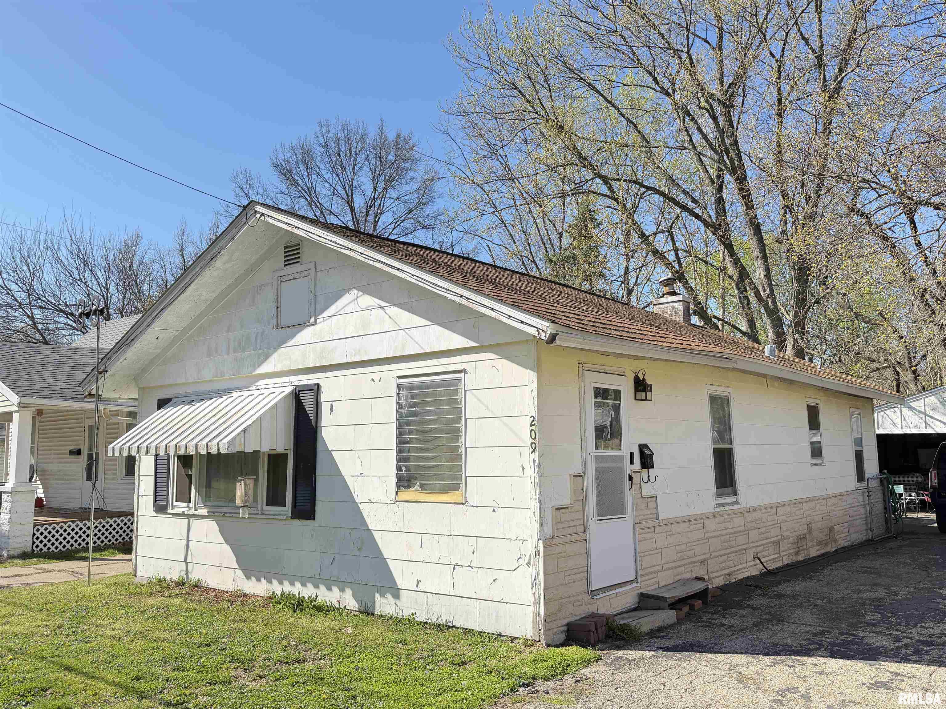 209 Yates Avenue Springfield, IL 62702 - Photo 1 of 17