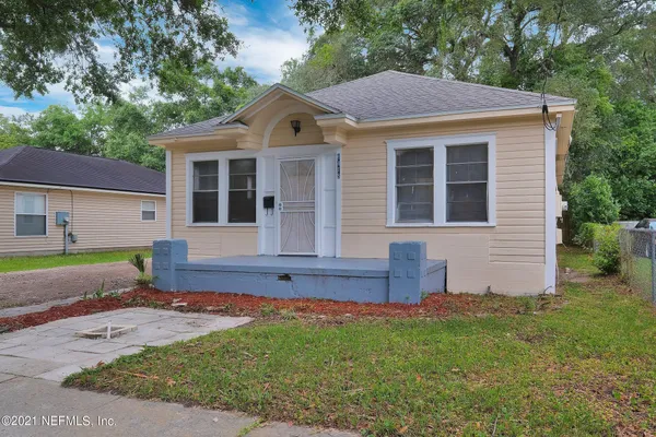 a view of house with a yard