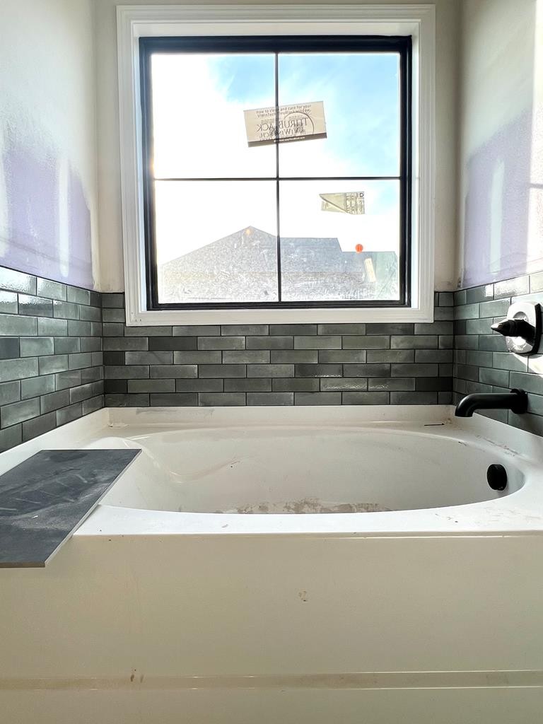 416 Old Major Road Hopkinsville, KY 42240 - Photo 18 of 29 a bathroom with a bathtub and window