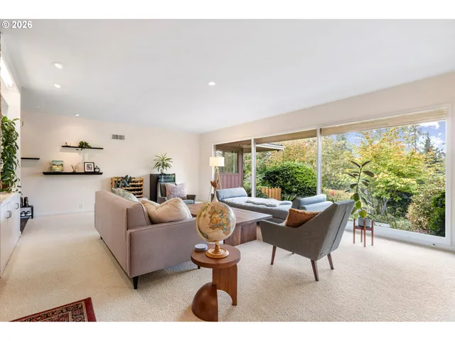 $875,000 | 2230 West Harvard Avenue, Roseburg, OR 97471