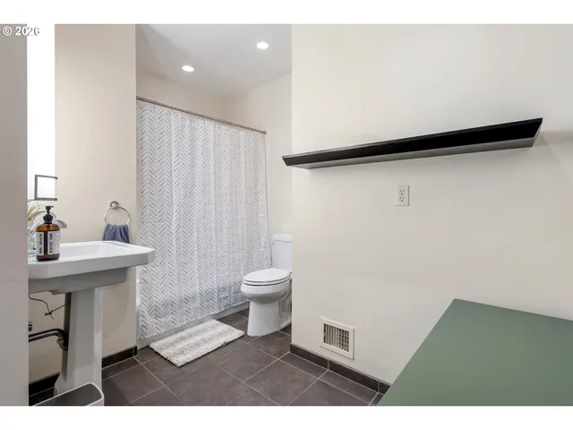 $875,000 | 2230 West Harvard Avenue, Roseburg, OR 97471