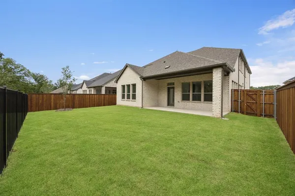 a view of a house with a backyard