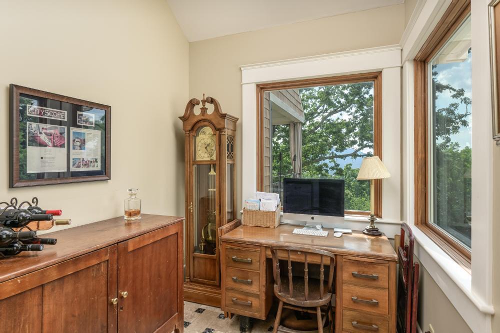 593 South Crest Road Chattanooga, TN 37404 - Photo 26 of 64 Butler's Pantry