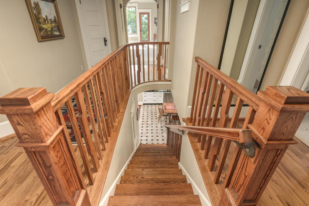 593 South Crest Road Chattanooga, TN 37404 - Photo 29 of 64 Staircase