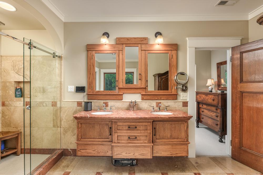 593 South Crest Road Chattanooga, TN 37404 - Photo 37 of 64 Main Suite Bath