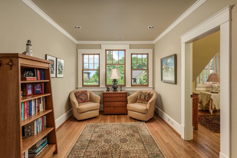 593 South Crest Road Chattanooga, TN 37404 - Photo 41 of 64 Upstairs Sitting Area