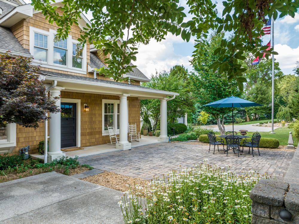 593 South Crest Road Chattanooga, TN 37404 - Photo 56 of 64 Front Courtyard