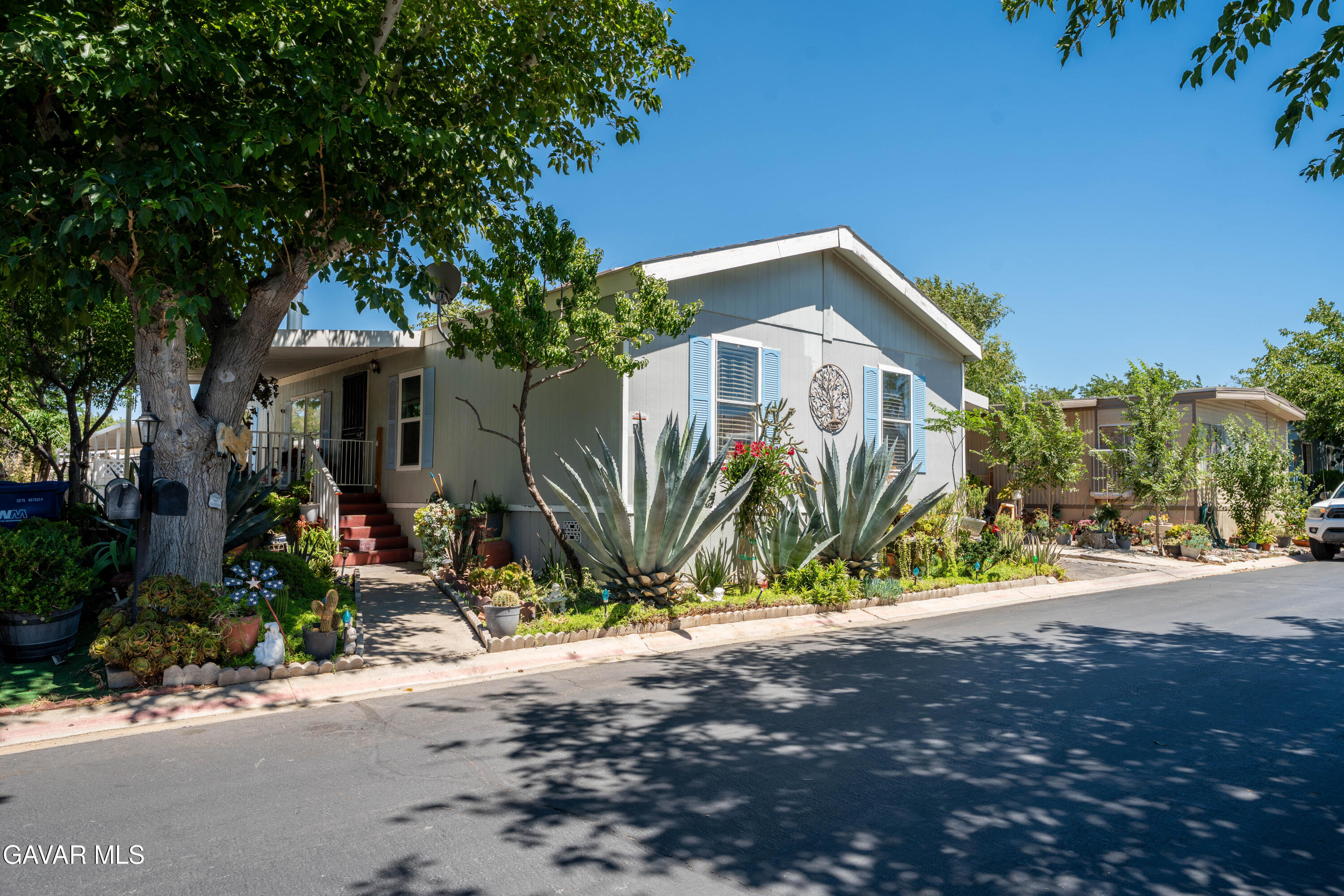 3524 Avenue R Palmdale, CA 93550 - Photo 3 of 3 a front view of a house with garden