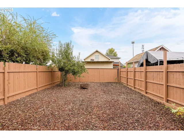 $270,000 | 1116 Northeast Irvine Street, McMinnville, OR 97128