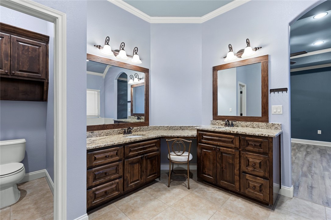 61 North Shore Circle Waco, TX 76708 - Photo 54 of 59 a spacious bathroom with a double vanity sink and a mirror