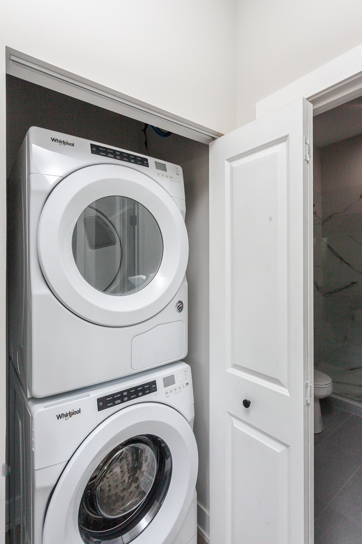 818 West 18th Street, Unit 4M Chicago, IL 60608 - Photo 4 of 10 a utility room with dryer and washer