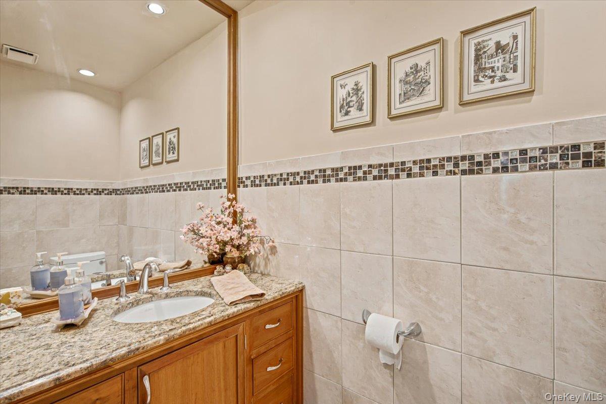 24 Overlook Road Great Neck, NY 11020 - Photo 21 of 29