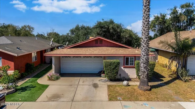 a view of a house with backyard and garden
