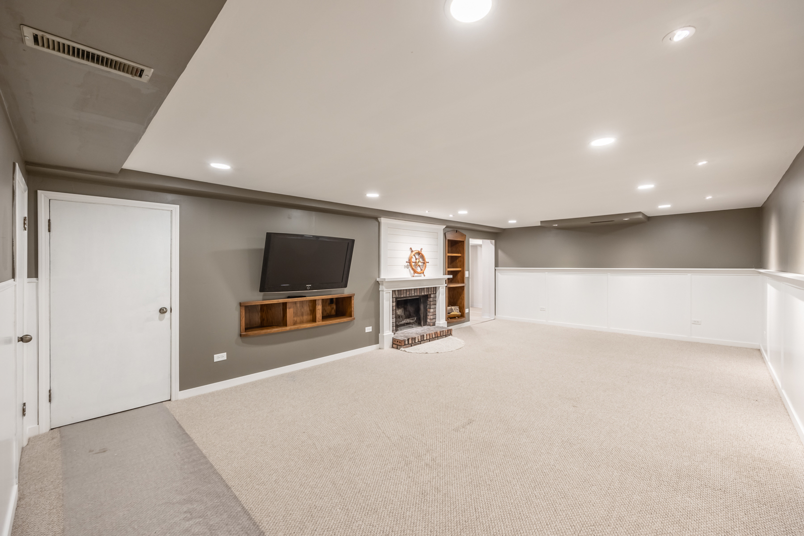 1223 Ridgeway Drive Elgin, IL 60123 - Photo 32 of 40 a view of a livingroom with a flat screen tv
