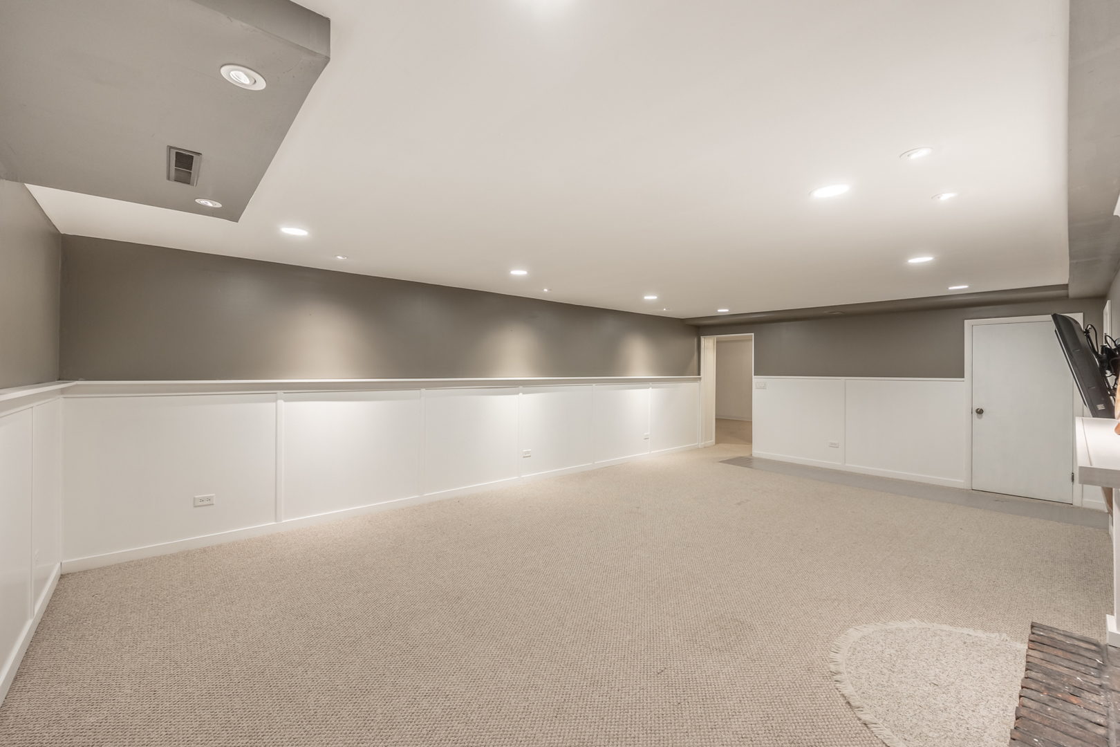 1223 Ridgeway Drive Elgin, IL 60123 - Photo 33 of 40 a view of an empty room