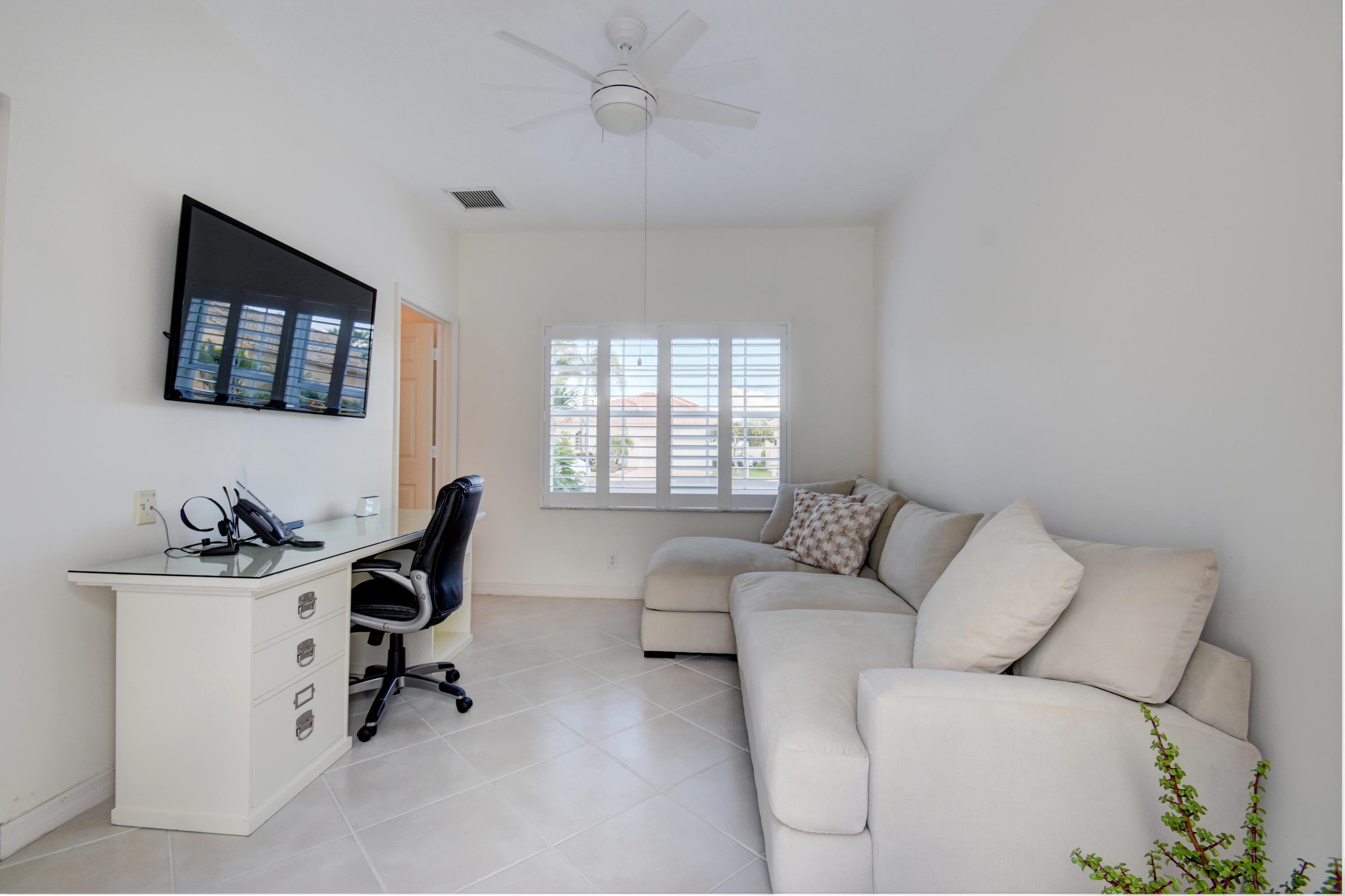 7201 Northwest Turtle Walk Boca Raton, FL 33487 - Photo 22 of 39 Detached Guest Bedroom and Bath