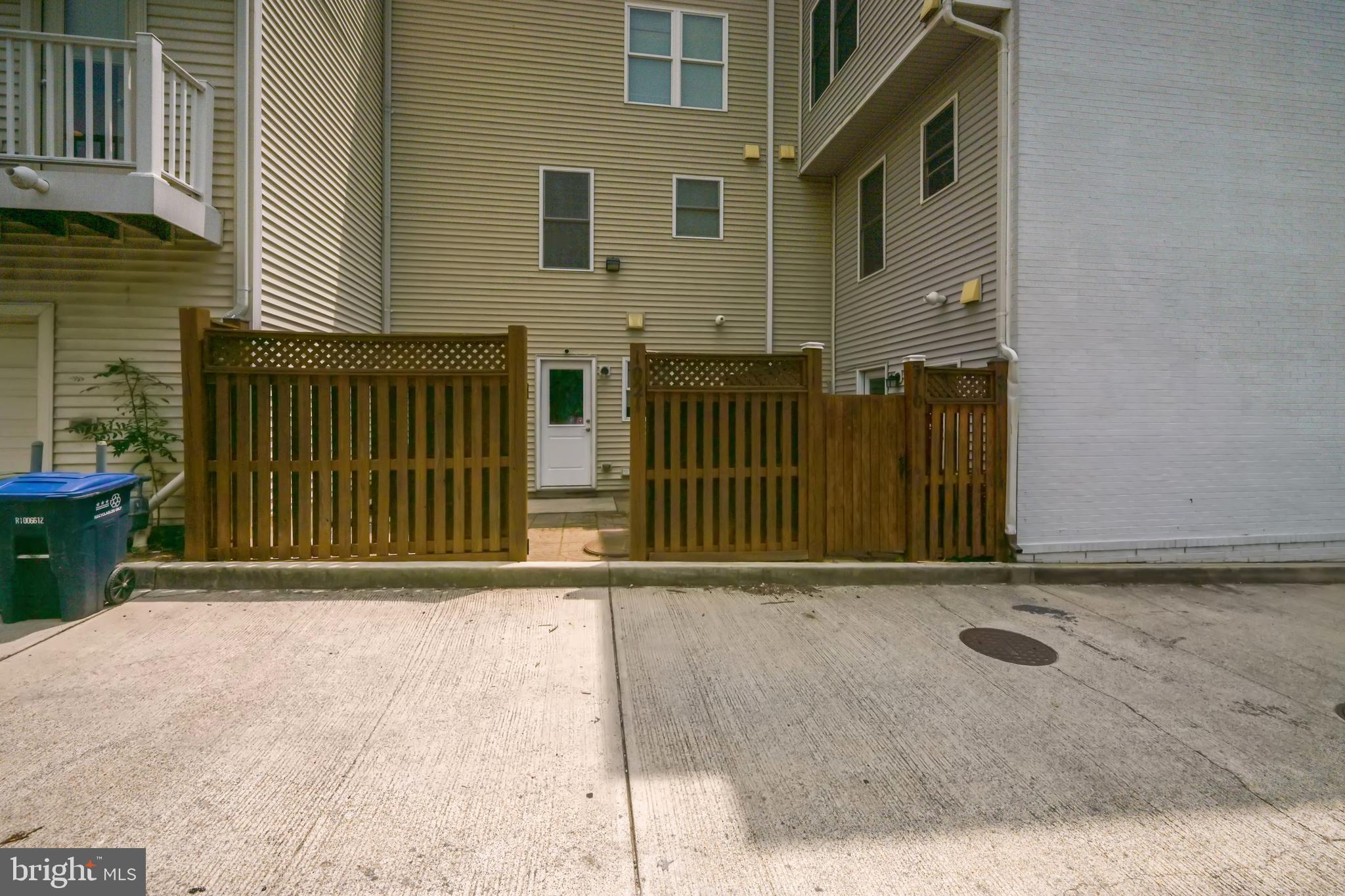 1021 3rd Place Southeast Washington, DC 20003 - Photo 7 of 29 a view of entryway
