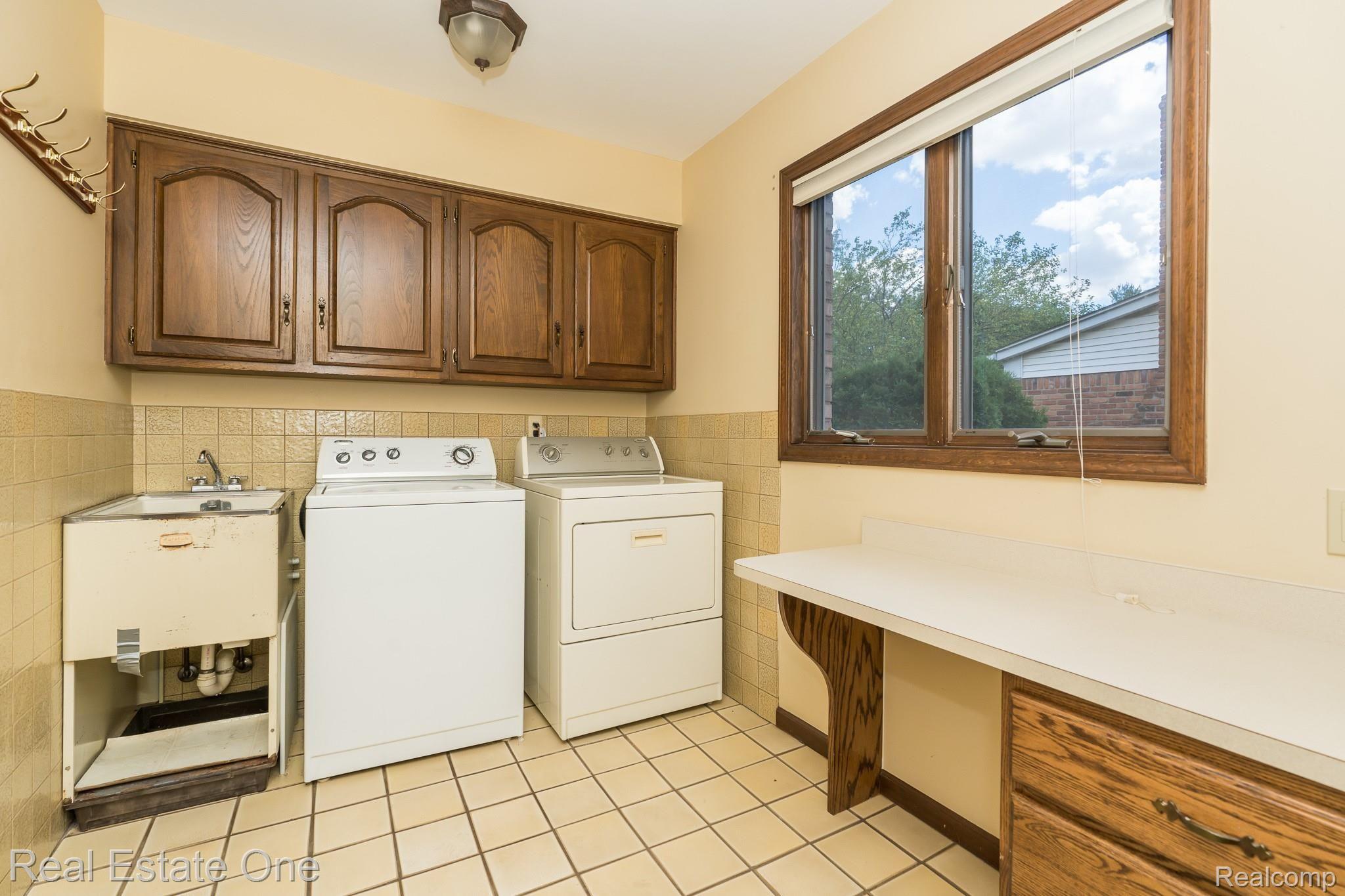 630 Baker Street Rochester, MI 48307 - Photo 23 of 33 First floor laundry