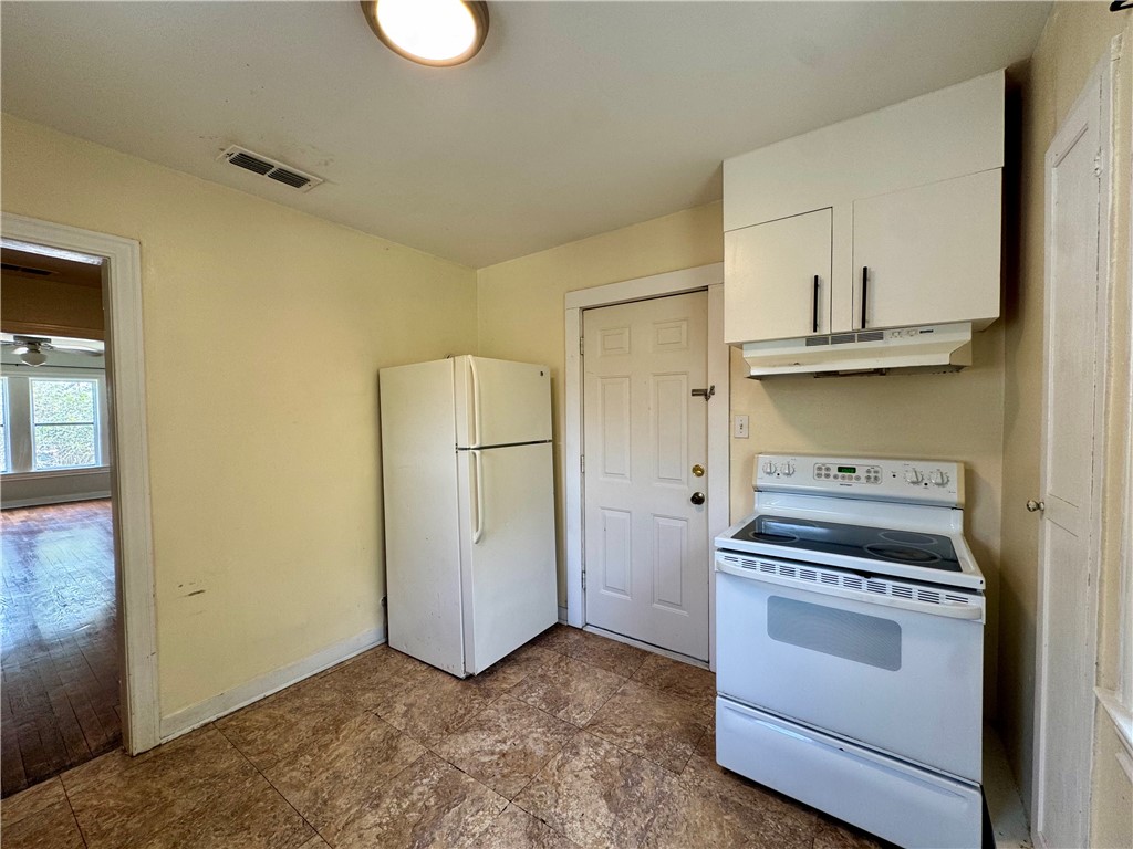 2805 Austin Street, Unit B Corpus Christi, TX 78404 - Photo 8 of 13 a kitchen with a stove and a microwave