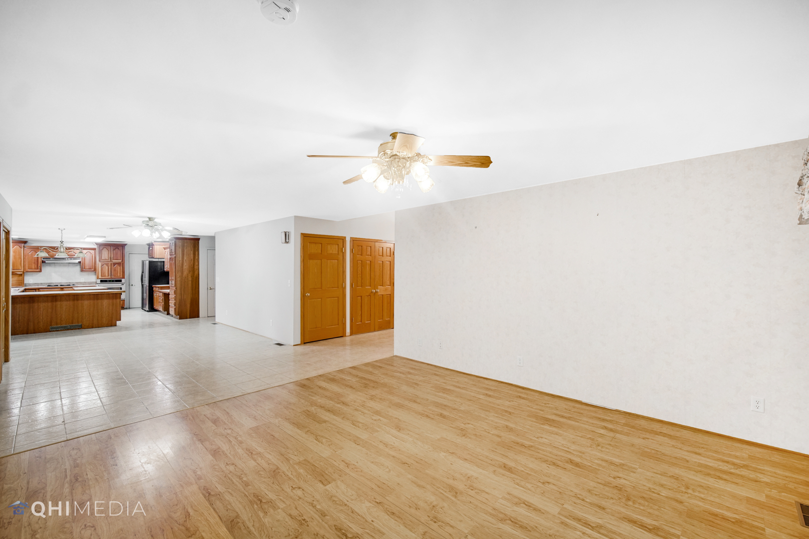 2263 Fox Run Drive Kankakee, IL 60901 - Photo 11 of 34 a view of a livingroom with wooden floor and a ceiling fan