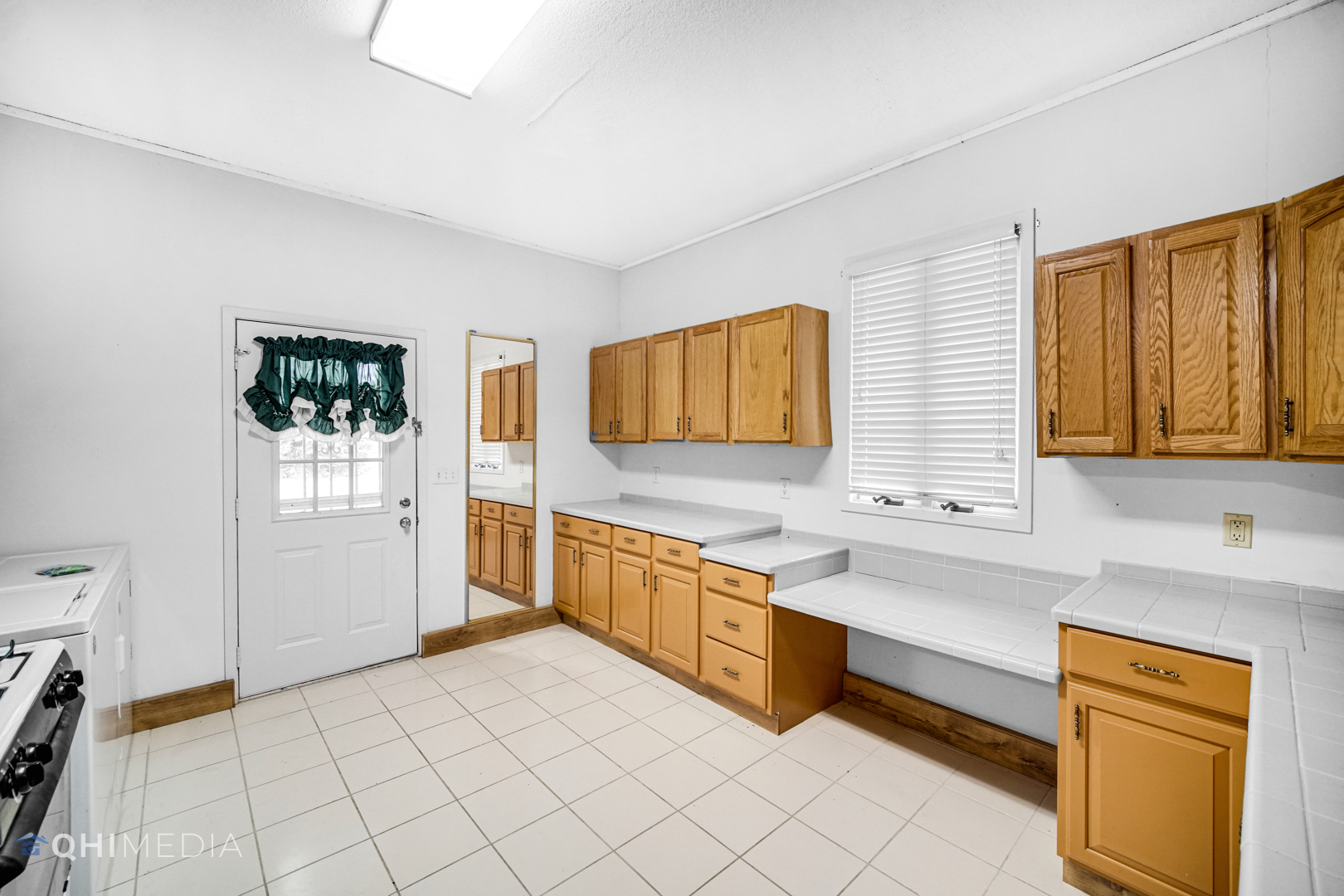 2263 Fox Run Drive Kankakee, IL 60901 - Photo 18 of 34 a large white room with a large window and mirror