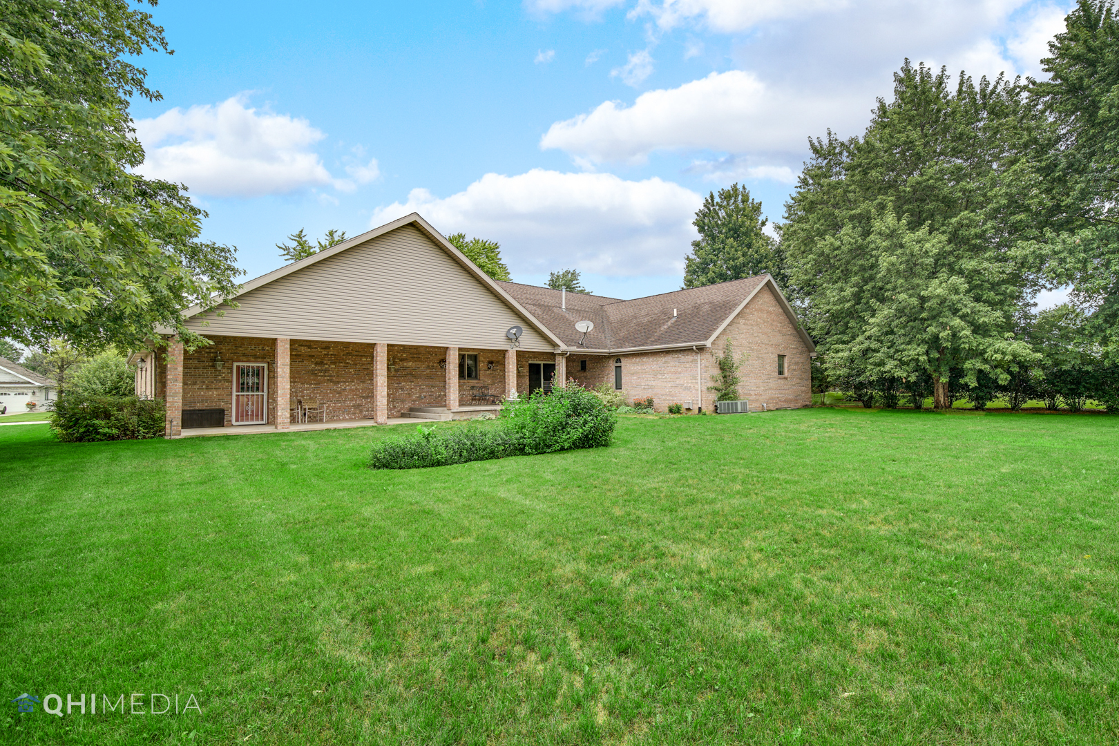 2263 Fox Run Drive Kankakee, IL 60901 - Photo 3 of 34 a view of a house with backyard